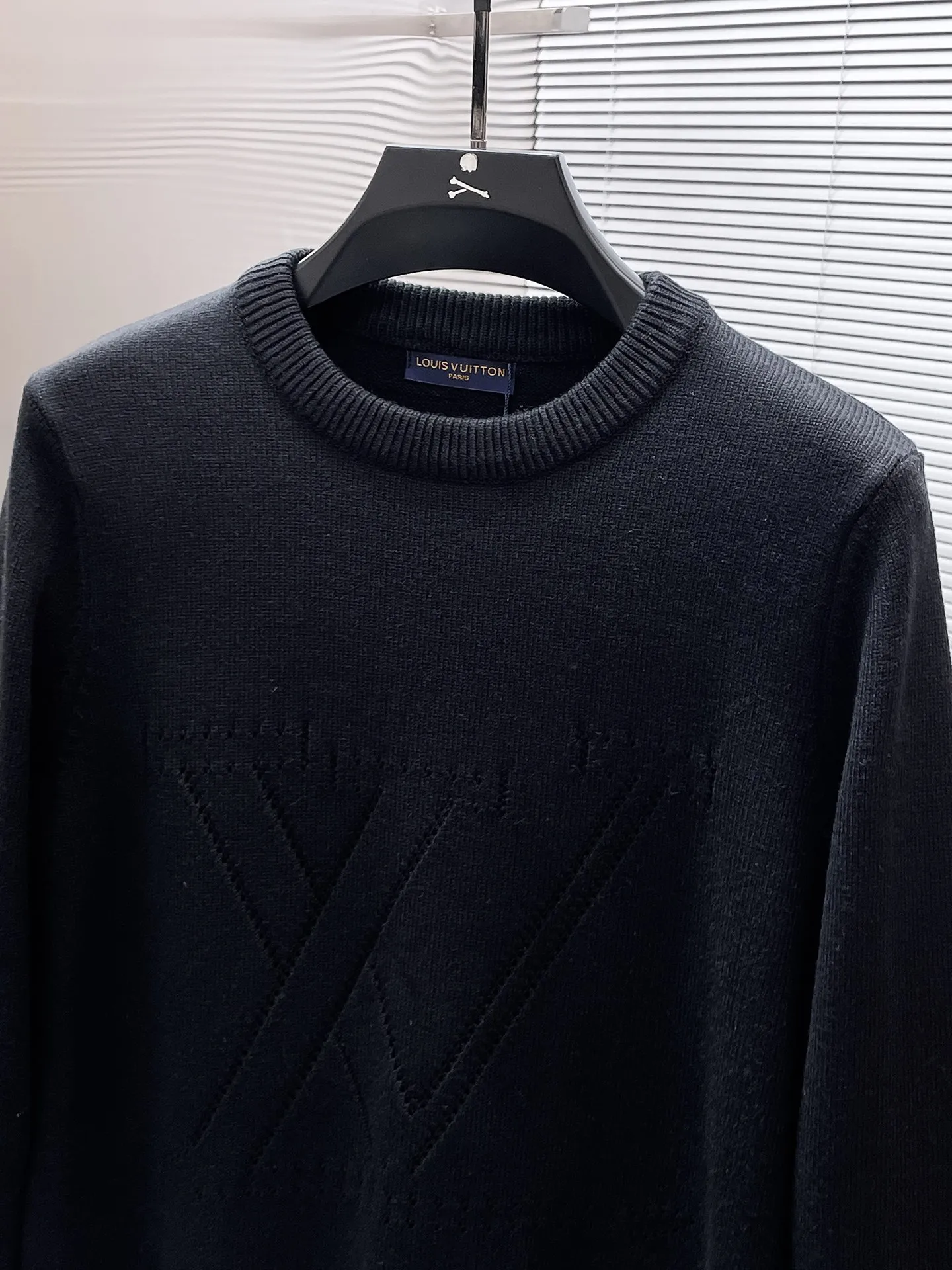 🅿️440 Louis Vuitton LV 2025ss new wool blended round neck long-sleeved sweater cardigan bottoming sweater, high-end version! The custom-made fabrics at the counter are highly breathable and comfortable, with impeccable details and brand element design concepts, reflecting high quality. It feels delicate and soft! It presents a casual cut and the upper body shape is great! 🐉Code size: M-3XL